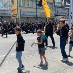 کودکانی که در تاسوعای حسینی مشق آزادگی تمرین می کنند